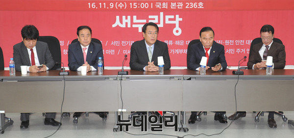 ▲ 새누리당 재선 의원 모임에 참석한 의원들. 왼쪽부터 유의동·이우현·정진석·박덕흠·홍철호 의원. ⓒ뉴데일리 이종현 기자