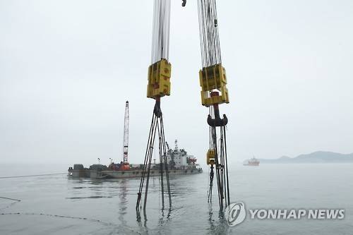 ▲ 세월호 인양 와이어 작업.ⓒ해수부