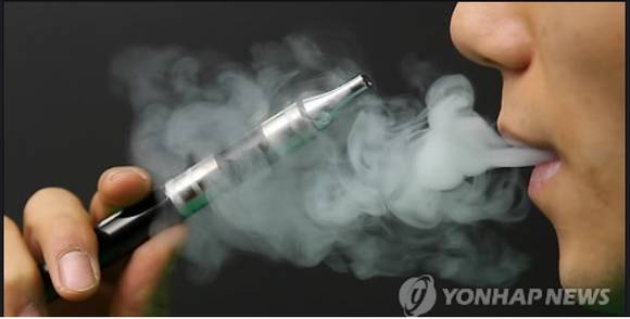 ▲ 전자담배 흡연모습ⓒ연합