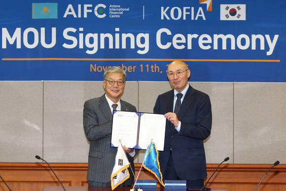 ▲ 황영기 금융투자협회장(왼쪽), 카이랏 켈림베토프 아스타나국제금융센터 이사장ⓒ금융투자협회