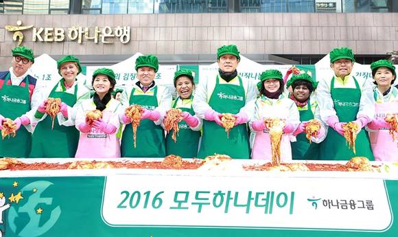 ▲ 11일 오전 서울 중구 KEB하나은행 명동본점에서 열린 '2016모두하나데이 캠페인'에 참석한 김정태 하나금융 회장(오른쪽 다섯번째)과 각 계열사 CEO들이 포즈를 취하고 있다. ⓒKEB하나은행