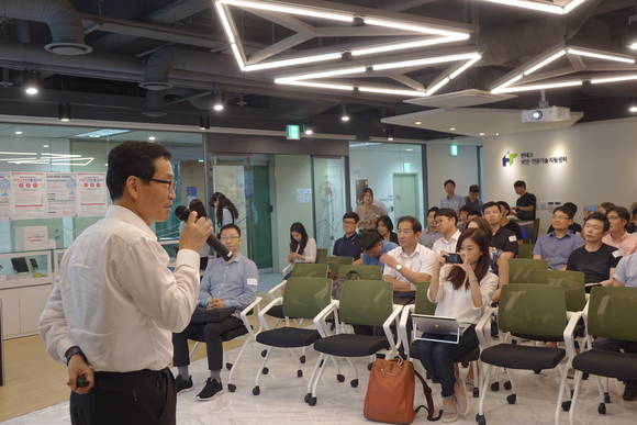 ▲ 11일 핀테크 기업 관계자들이 KISA 핀테크 보안인증기술 지원센터에서 농협API 테스트베드 이용방법에 대한 설명을 듣고 있다. ⓒ NH농협은행