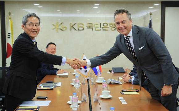 ▲ 11일 서울 여의도 본사에서 KB금융지주 윤종규 회장(사진 왼쪽)과 ING그룹 랄프 해머스 회장(사진 오른쪽)이 만나 글로벌 금융시장 전망, 경영 현안을 공유하고 자본시장 업무와 CIB부문에서 상호 협력관계를 다졌다.ⓒKB금융지주