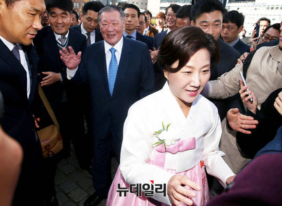 ▲ 취재진이 한꺼번에 몰렸음에도 정몽구 현대차 회장은 미소를 보이며 명동성당 안으로 들어가고 있다.ⓒ정상윤 기자