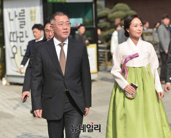▲ 정의선 현대차 부회장과 그의 부인이 결혼식장에 도착해서 걸어오고 있다.ⓒ정상윤 기자