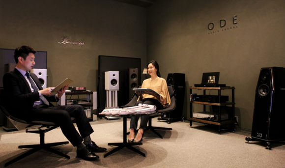 ▲ 11일 오픈한  최고급 오디오 전문 라운지 '오드(ODE)' 매장에서 고객들이 음악을 감상하고있다. ⓒ현대백화점