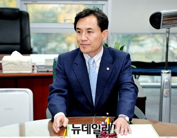 ▲ 새누리당 김진태 의원이 12일 SNS를 통해 이정현 대표를 둘러싼 문자 사건이 국민의당 박지원 비상대책위원장에 의한 고도로 기획된 작품이라고 말했다. ⓒ뉴데일리 이종현 기자