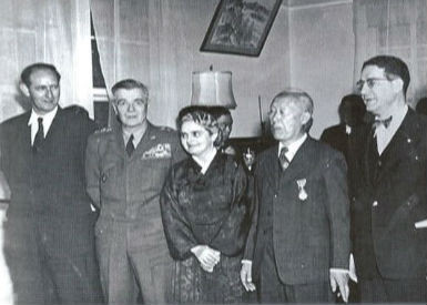 ▲ 1951년 4월3일 미국 육-해군의 명예훈장을 받은 이승만 대통령 부부. 왼쪽끝 프림솔 언커크 대표, 오른쪽 끝 무초 미국대사.(자료사진)