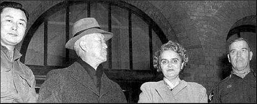 ▲ 현재 대학로 소재 서울대 문리대 캠퍼스에 주둔했던 미8군 사령부를 방문한 이승만대통령 부부. 오른쪽 밴플리트 사령관, 왼쪽끝 백선엽 장군.(자료사진)