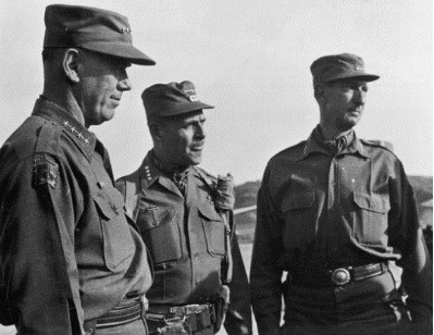 ▲ 한국 전선을 돌아보는 클라크 유엔사령관(오른쪽부터)과 리지웨이, 밴플리트.(자료사진)