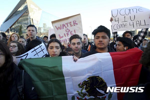 ▲ 지난 11일(현지시간) 美에서 벌어진 '트럼프 반대시위'의 모습. 美대선 결과에 불복한다는 시위에 멕시코 국기는 왜 들고 나오는 걸까. 한국에서 중국 오성홍기를 들고 나와 '대선불복'을 외치는 꼴이다. ⓒ뉴시스-AP. 무단전재 및 재배포 금지.