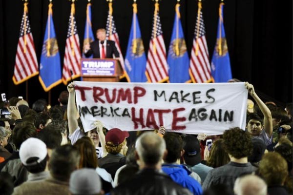 ▲ '트럼프 반대 시위'에 참가할 알바 모집공고는 올해 초부터 시작된 것으로 보인다. 사진은 美ABC가 보도한, 트럼프 유세장의 반대 시위대. ⓒ지난 3월 美ABC뉴스 관련보도 화면캡쳐