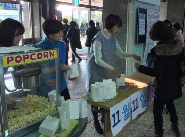 ▲ 코레일 충북본부가 열차고객을 대상으로 팝콘을 나눠주고 있다.ⓒ코레일 충북본부