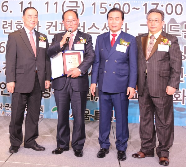 ▲ 류한우 군수(왼쪽 두번째)가 ‘자랑스러운 자치단체장 대상’ 수상 후 소감을 밝히고 있다.ⓒ단양군