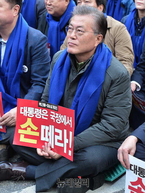 ▲ 더불어민주당 문재인 전 대표가 12일 민주당 행사에 참석한 뒤 기자들과 만나 "박 대통령께서 오늘 전국에서 촛불을 들고 거리에 나선 수백만 국민들의 목소리에 귀를 기울여 주고 답을 달라"고 말했다. ⓒ뉴데일리 정상윤 기자