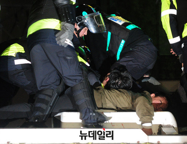 ▲ 경찰이 폴리스라인을 넘어 청와대로 진입을 시도하는 시위 참가자를 저지하고 있다. ⓒ뉴데일리 공준표 기자