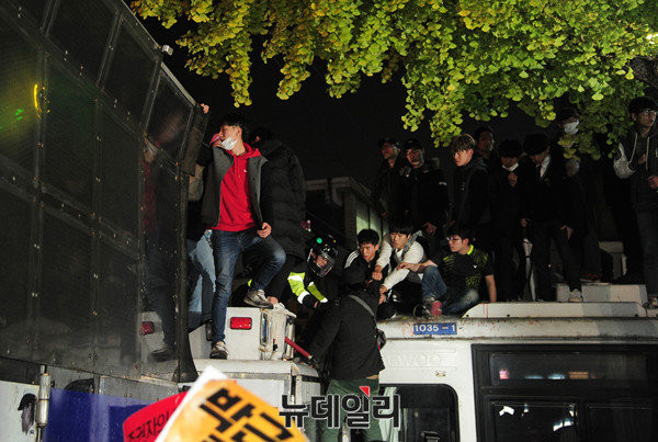 ▲ 경찰 버스 위에 올라선 집회 참가자들. ⓒ뉴데일리 공준표 기자