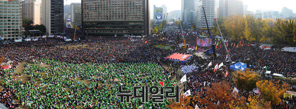 ▲ 12일 광화문광장 일대에서 열린 민중총궐기 집회에 경찰 추산 25만명이 참가했다. ⓒ서울시 제공