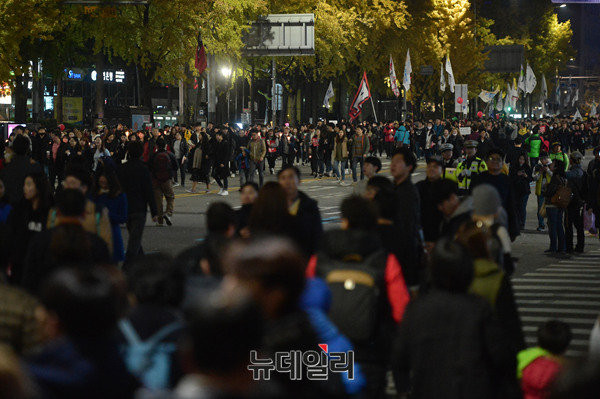 ▲ 시위대가 청와대를 향해 행진하고 있다. ⓒ뉴데일리 정상윤 기자