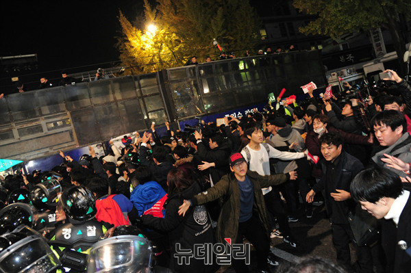 ▲ 경찰 대열이 흩어진 틈을 타 시위대가 차단벽까지 순식간에 밀고 들어갔다 ⓒ 뉴데일리 공준표