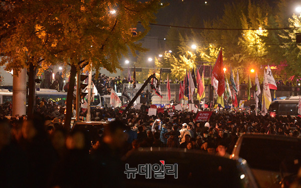 ▲ 경찰 대열이 흩어진 틈을 타 시위대가 차단벽까지 순식간에 밀고 들어갔다 ⓒ 뉴데일리 공준표
