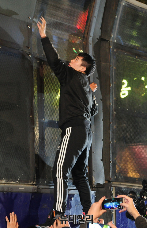 ▲ 경찰 대열이 흩어진 틈을 타 시위대가 차단벽까지 순식간에 밀고 들어갔다 ⓒ 뉴데일리 공준표