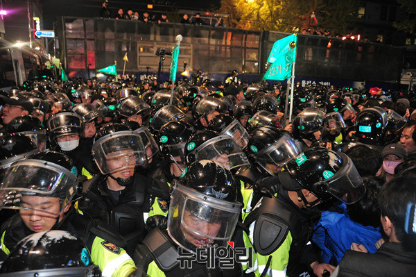 ▲ 경찰 대열이 흩어진 틈을 타 시위대가 차단벽까지 순식간에 밀고 들어갔다 ⓒ 뉴데일리 공준표