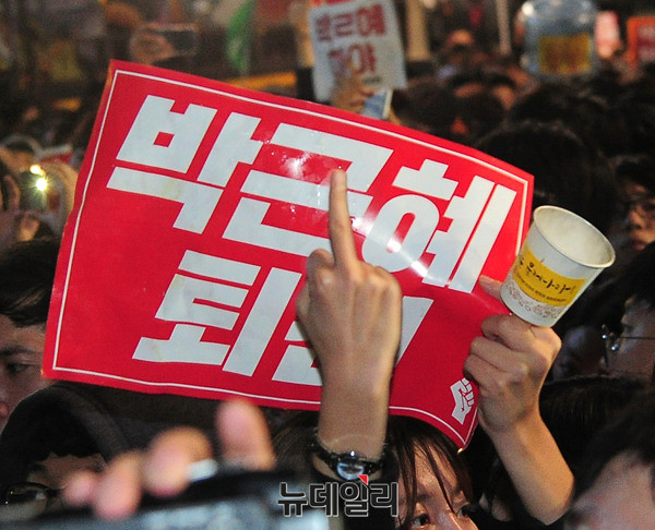 ▲ 경찰 대열이 흩어진 틈을 타 시위대가 차단벽까지 순식간에 밀고 들어갔다 ⓒ 뉴데일리 공준표