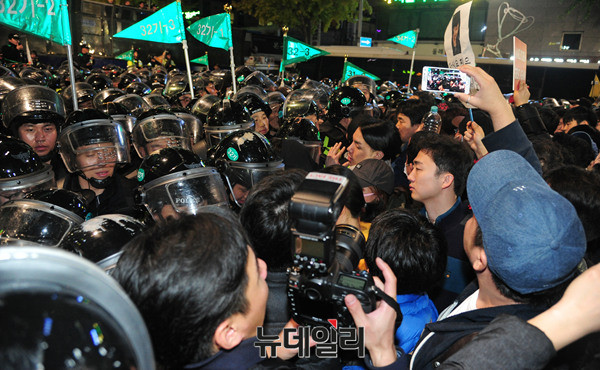 ▲ 경찰 대열이 흩어진 틈을 타 시위대가 차단벽까지 순식간에 밀고 들어갔다 ⓒ 뉴데일리 공준표