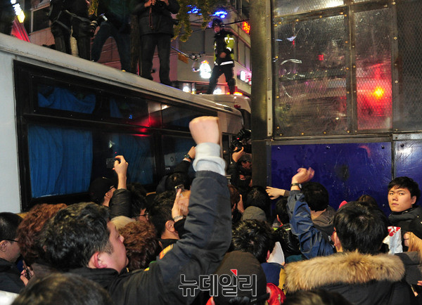 ▲ 경찰 대열이 흩어진 틈을 타 시위대가 차단벽까지 순식간에 밀고 들어갔다 ⓒ 뉴데일리 공준표