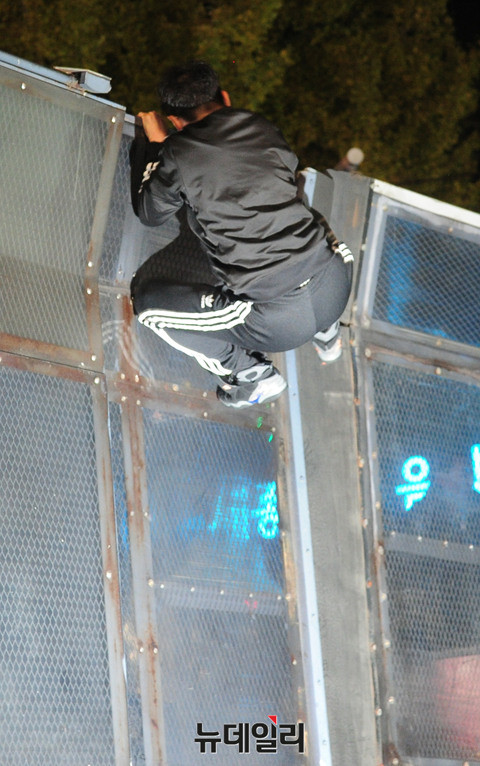 ▲ 경찰 대열이 흩어진 틈을 타 시위대가 차단벽까지 순식간에 밀고 들어갔다 ⓒ 뉴데일리 공준표