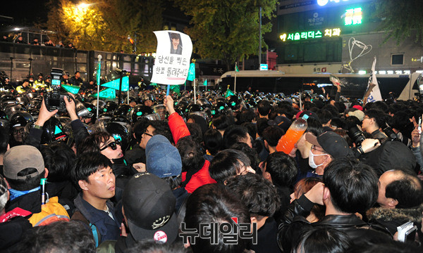 ▲ 경찰 대열이 흩어진 틈을 타 시위대가 차단벽까지 순식간에 밀고 들어갔다 ⓒ 뉴데일리 공준표