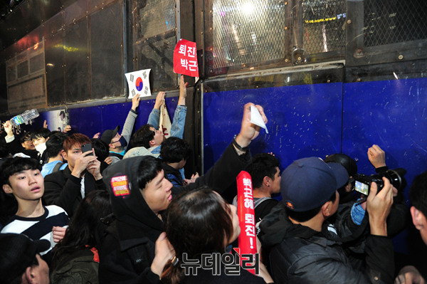 ▲ 경찰 대열이 흩어진 틈을 타 시위대가 차단벽까지 순식간에 밀고 들어갔다 ⓒ 뉴데일리 공준표