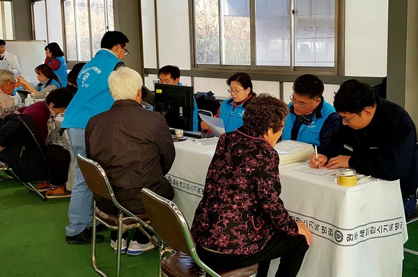 ▲ 제천시 송학면 입석리 주민들이 진료를 받기 위해 접수를 하고 있다.ⓒ아세아시멘트