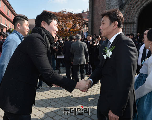 ▲ 배우 길용우와 연정훈이 11일 오후 명동성당에서 열린 길성진 씨와 선아영 씨의 결혼식에 앞서 인사를 하고 있다. 이날 길용우는 연정훈에게 "중학생 같다"며 덕담을 건넸다.  ⓒ 뉴데일리