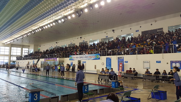 ▲ 제12회 꿈나무 전국수영대회가 12일부터 14일까지 3일간 영천스포츠센터 수영장에서 선수 및 학부모 2,000여명이 참가한 가운데 열린다.ⓒ영천시 제공