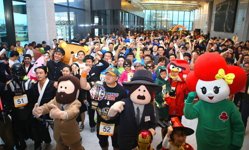 ▲ 한화생명은 여의도 63빌딩에 입주해 있는 한화그룹 계열사 한화호텔&리조트, 한화갤러리아, 한화63시티와 공동으로 11월 13일 이색마라톤인 「63계단오르기 대회 “Challenge for Love 63”」을 개최했다. 기록경쟁과 이색복장 2개부문으로 펼쳐져 550명의 도전자가 참가했다ⓒ한화생명