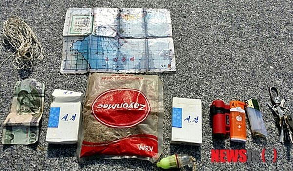▲ 2014년 9월 표류 중에 구출된 북한 어선 선원의 소지품. 설경이라는 담배도 보인다. 최근 북한 노동당은 주민들에게 담배곽 은박지를 모아 바치라는 명령을 내렸다고 한다. ⓒ뉴시스. 무단전재 및 재배포 금지.