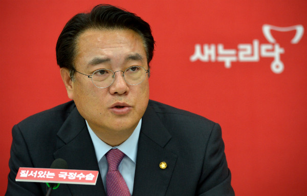 ▲ 새누리당 정진석 원내대표가 14일 질서있는 국정수습이라는 팻말이 붙은 국회 원내대표실 마이크 앞에서 국정 수습을 위한 여야 간의 대화를 호소하고 있다. ⓒ뉴시스 사진DB