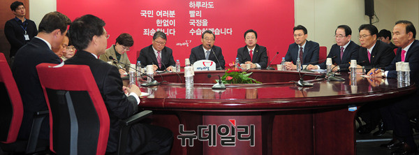 ▲ 왼쪽부터 새누리당 조원진 최고위원, 이정현 대표, 이장우 최고위원 ⓒ 뉴데일리 공준표