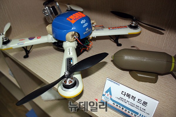 ▲ 항공보안교육중 항공테러 대비를 위해 아세아항공직업학교 항공보안연구소와 뉴데일리 뉴미디어연구가 공동으로 개발한 교육용 IED급조 폭발물 드론 교보재 ⓒ아세아항공보안연구소 정진만