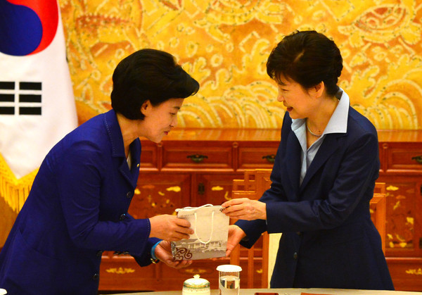 ▲ 박근혜 대통령이 지난 9월 12일 청와대에서 더불어민주당 추미애 대표로부터 선물을 받고 있다.ⓒ뉴시스