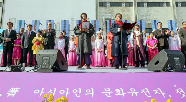 ▲ 이승훈 청주시장(좌)과 황영호 청주시의장(우)이 ‘2016젓가락페스티벌’을  선언하고 있다.ⓒ청주시