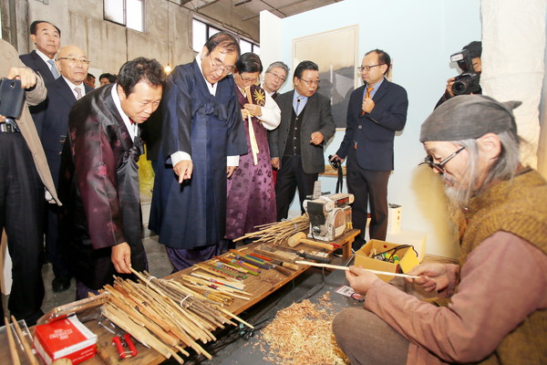 ▲ 이종국 작가의 젓가락 시연 모습.ⓒ청주시