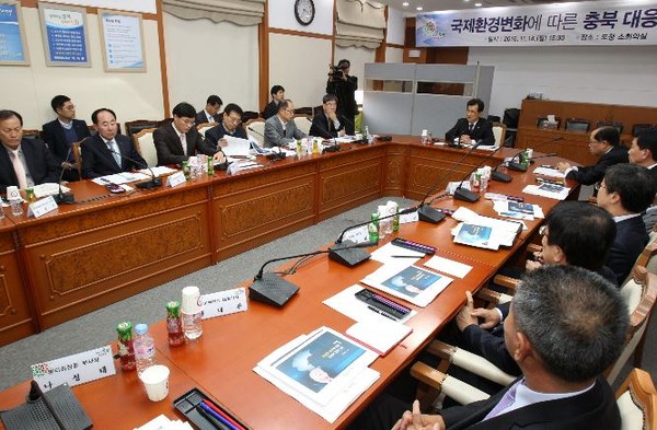 ▲ 충북도가 14일 국제환경변화에 대응하기 위해 한국은행 충북본부 등 관계기관과 간담회를 가졌다.ⓒ충북도