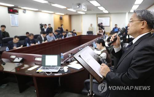 ▲ 양창호 한국해양수산개발원장이 14일 정부세종청사 해양수산부 중회의실에서 미 대선 결과에 따른 해운·항만·수산 부문 영향과 대응에 대해 브리핑하고 있다.ⓒ연합뉴스