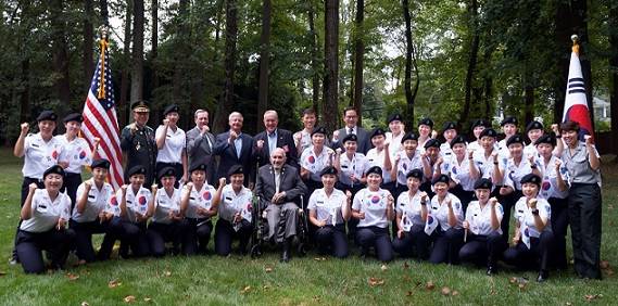 ▲ 지난 9월 미국 해외전사적지 탐방에 나선 성신여자대학교 학군단 학생들이 6·25 참전 용사 등과 기념사진을 촬영하고 있다. ⓒ성신여대