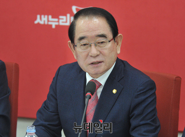 ▲ 새누리당 박명재 사무총장이 15일 원내대책회의에서 전날 민주당 추미애 대표가 영수회담을 먼저 제의해놓고서 불과 수 시간만에 스스로 취소한 행태를 비판하고 있다. ⓒ뉴데일리 이종현 기자