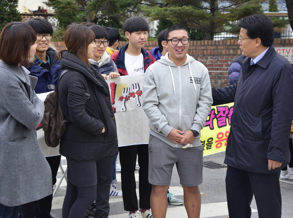 ▲ 지난해 이근규 시장(오른쪽)이 제천중학교 정문 앞에서 대학수학능력시험에 응시한 학생들을 격려하고 있다.ⓒ제천시