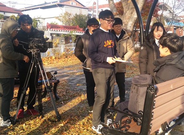 ▲ 짐프필름스쿨에 참여한 학생들이 시나리오 구성에 따라 촬영실습을 하고 있다.ⓒ제천국제음악영화제